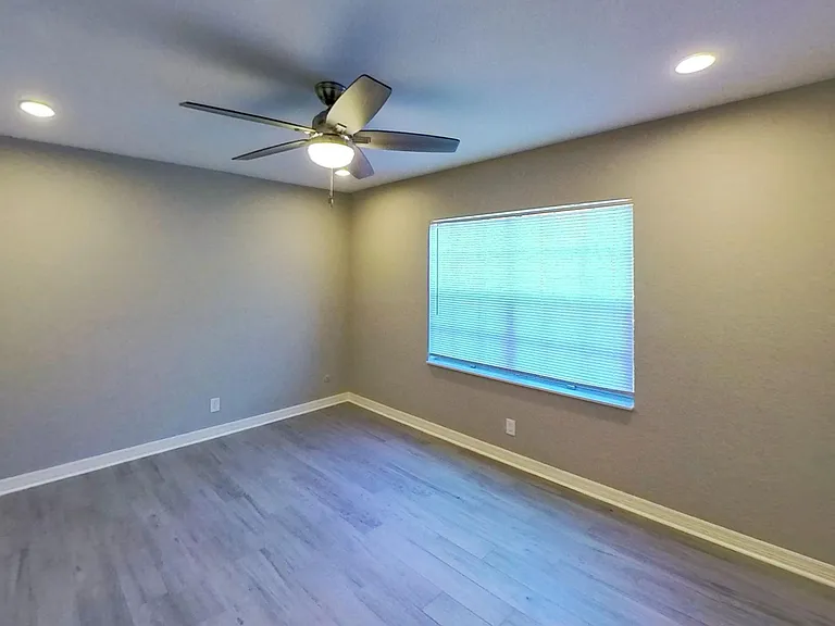 Bay Colony Apartments — Photo 27