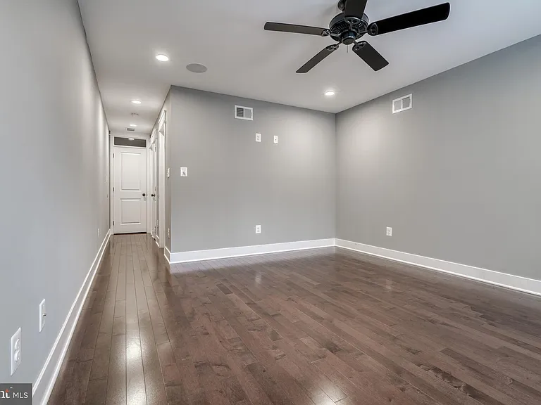 939 S Baylis St — Photo 34