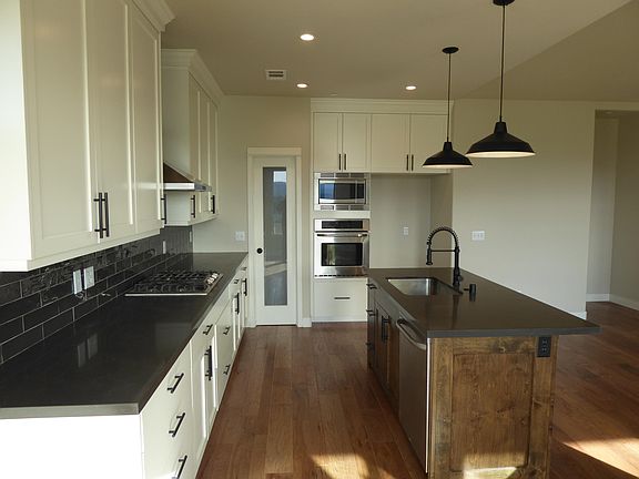 5th image of 765 Hilltop Dr