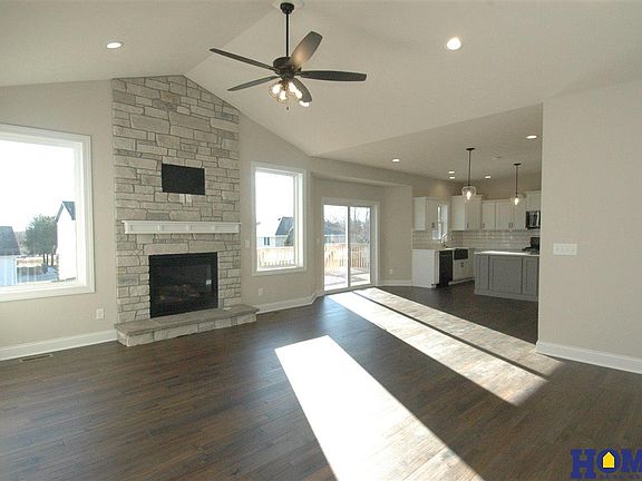 2nd image of 2124 Parkview Dr