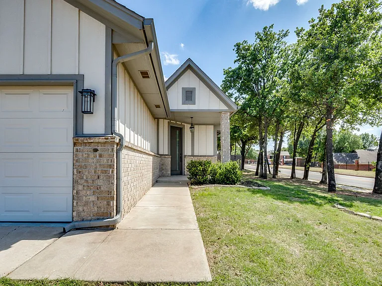 2200 Alta Vista Ln — Photo 4