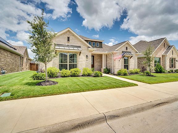 3rd image of 2212 Vista Way