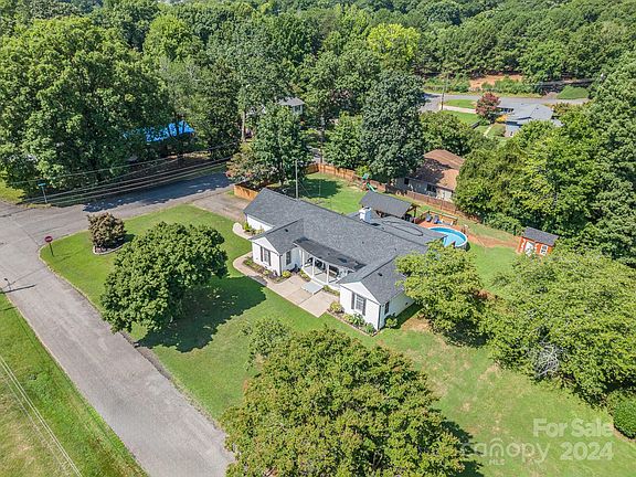 3rd image of 675 Harper Ln