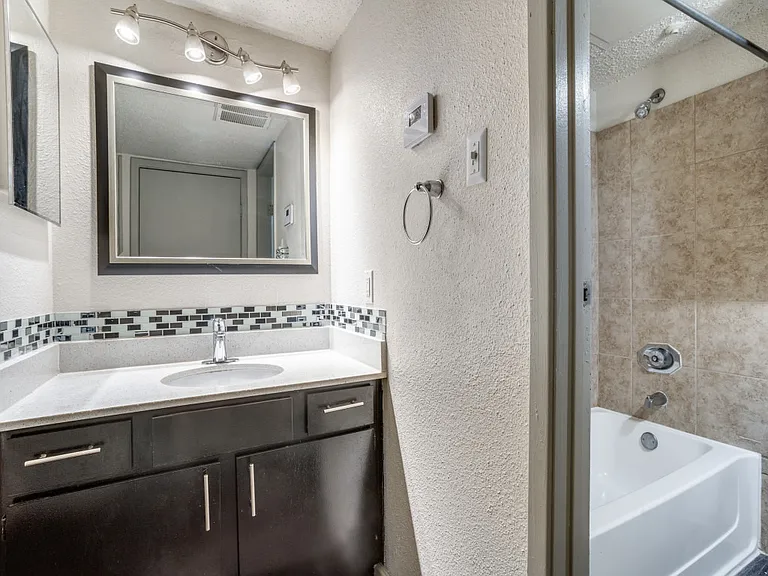 Hudson Apartments — Photo 40