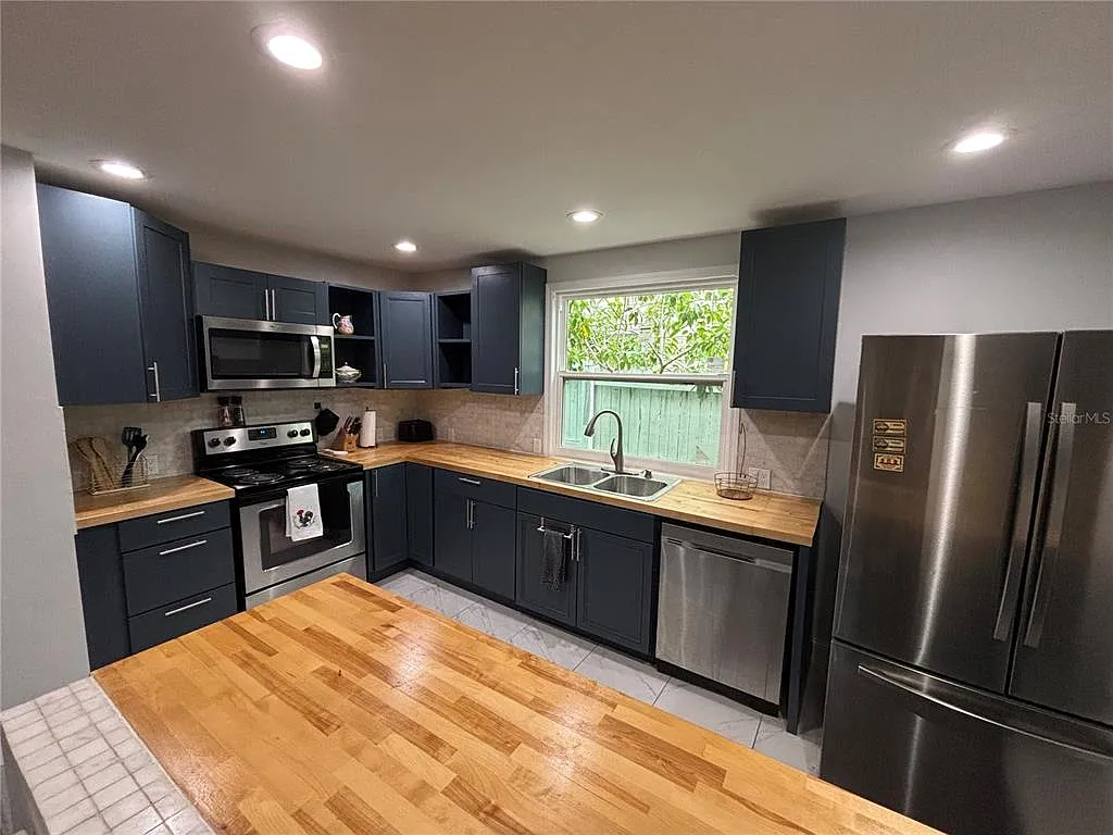 3 bed, 2.0 bath, 1335 sqft, $2,550 — Photo 2