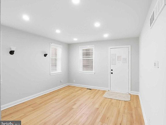 4th image of 19 W Elm Ave
