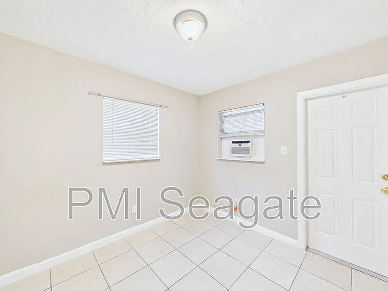 2711 NW 1st St #4 — Photo 12