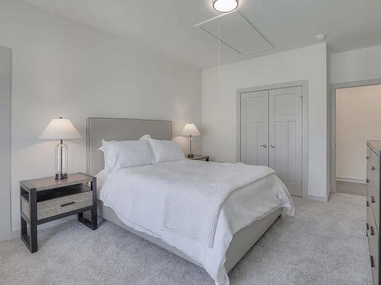 The Flats at Laurel & Pine — Photo 10