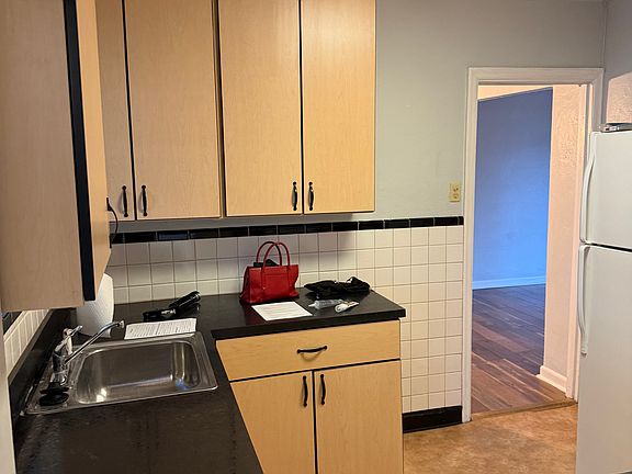 3rd image of 303 W Woodbine Ave