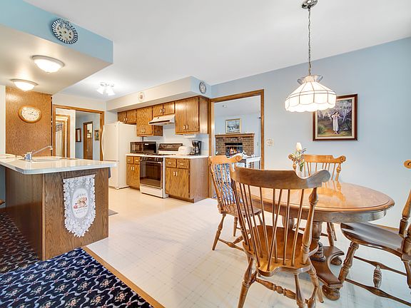 3rd image of 18 Queens Ct #18