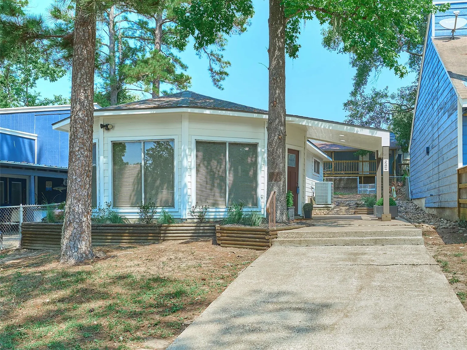 2 bed, 1.0 bath, 945 sqft, $1,200 — Photo 2