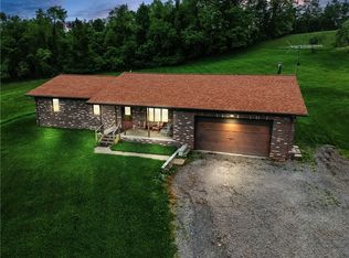 225 Country Ln, Coraopolis, PA 15108