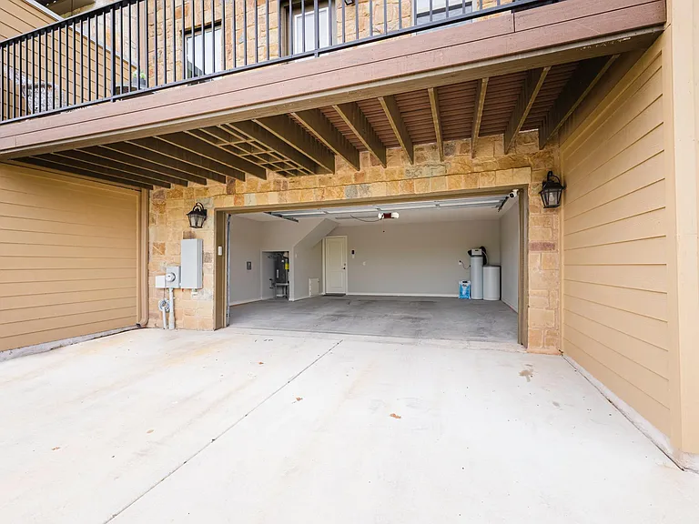 245 Adams St — Photo 4