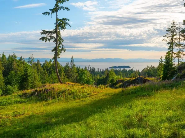 2 Innisfree Ln, Bowen Island, BC V0N 1G2
