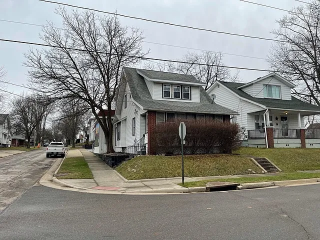 879 Chester Ave — Photo 3