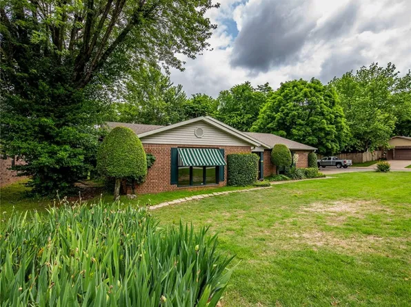3195 N Butternut Dr, Fayetteville, AR 72703