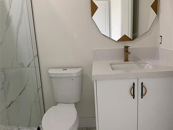 3rd image of 823 47th AVE NE