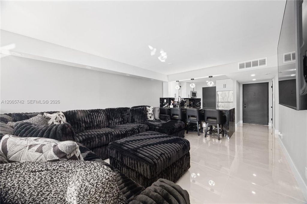 2302 S Cypress Bend Dr APT 306, photo 4
