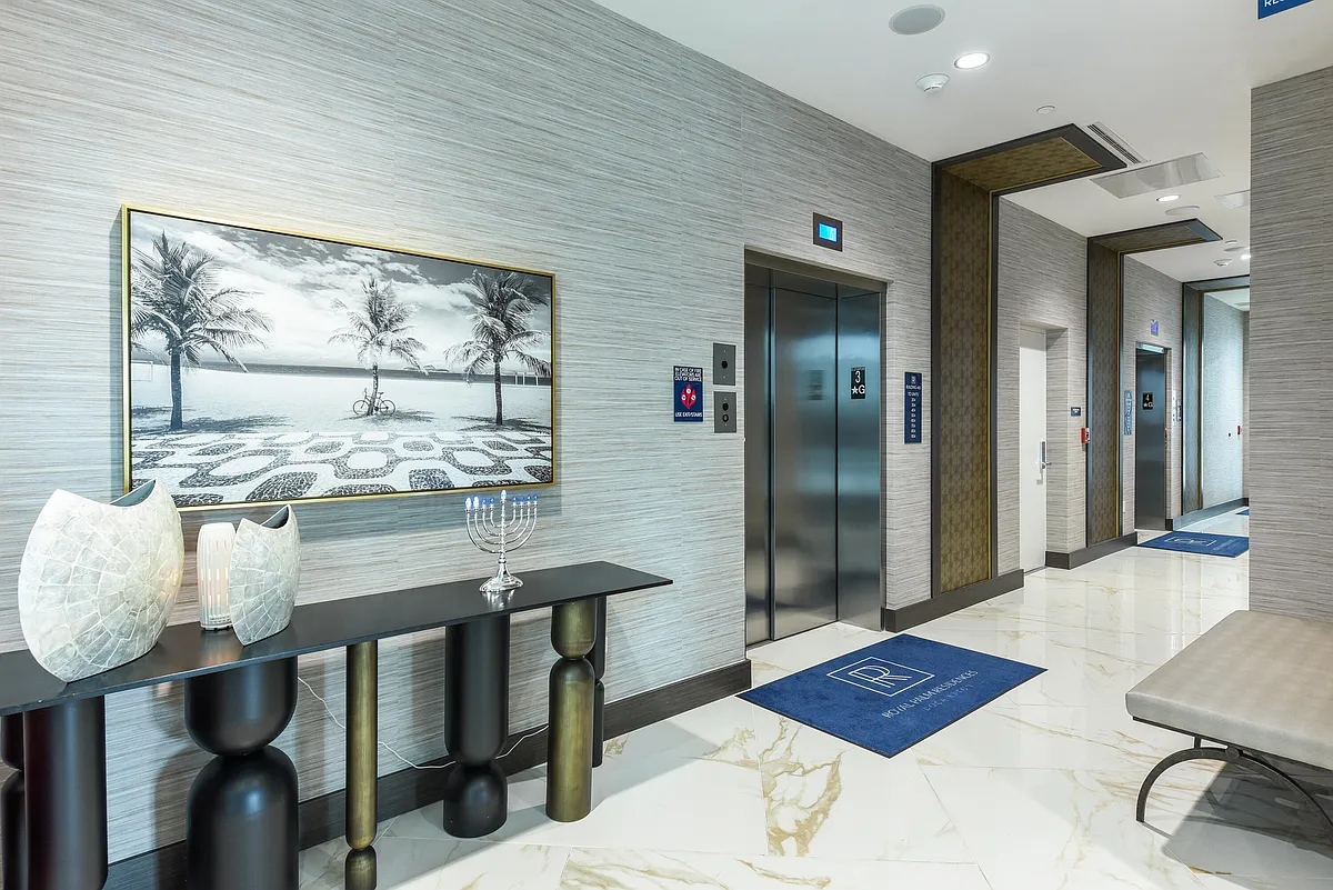 Building Photo - 485 E Royal Palm Rd #403