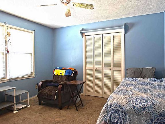 3rd image of 10 Ravenwood Ln