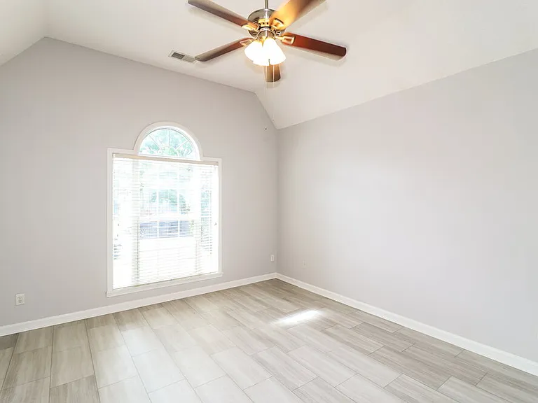1112 Averett Ln — Photo 9