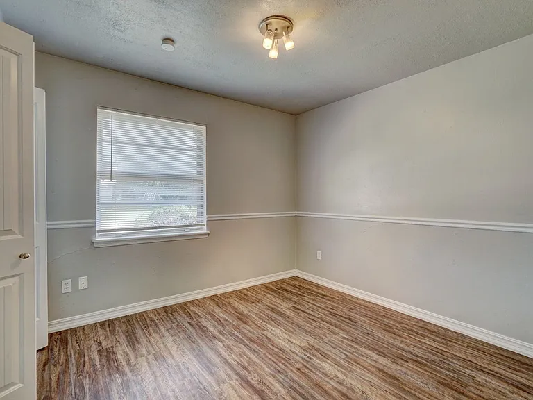 1401 Hampton Dr — Photo 35