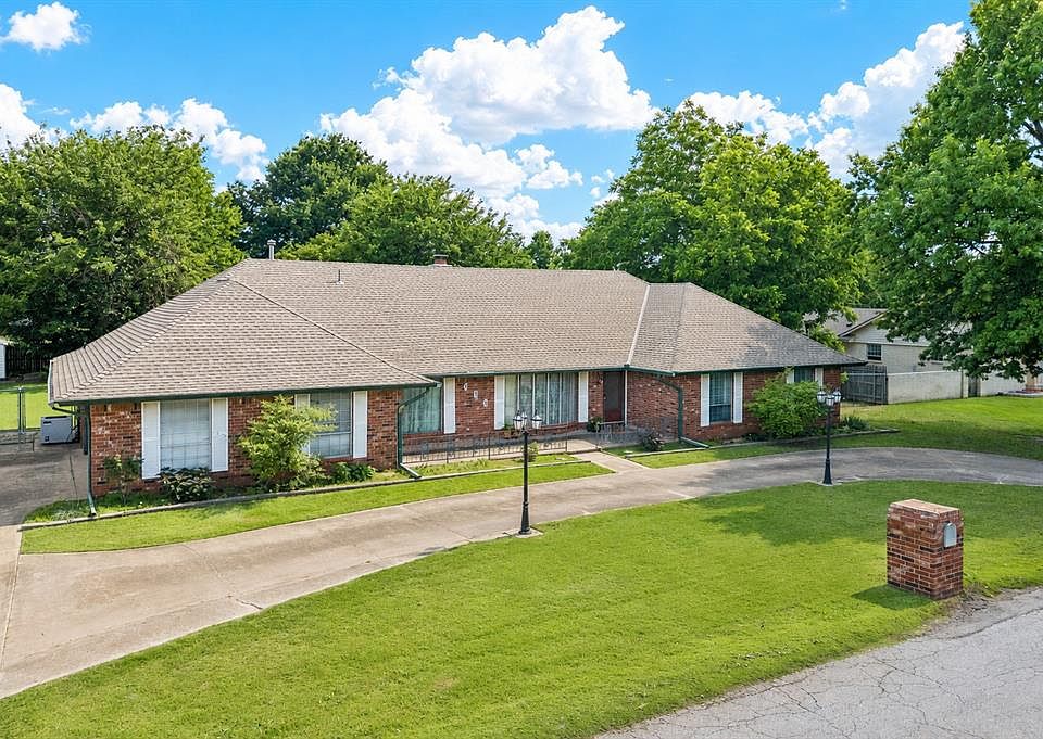 1st image of 404 W Charlotte Dr
