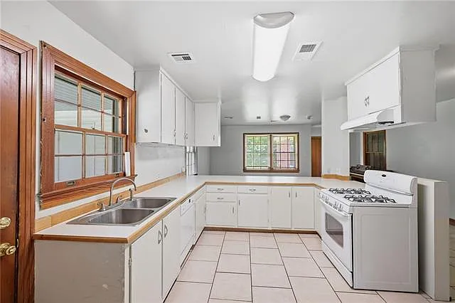301 N Ellzey St — Photo 5