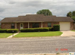 724 Lois Ln, Gonzales, TX 78629