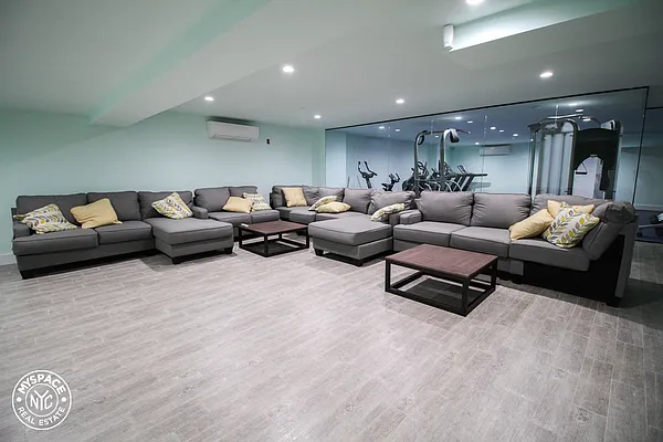 Rented by MySpaceNYC | media 9