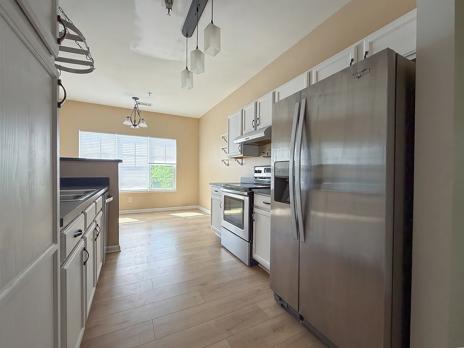 2 bed, 1100 sqft, $2,100 — Photo 4