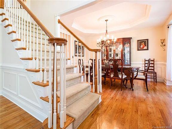 2nd image of 711 Ashgrove Ln