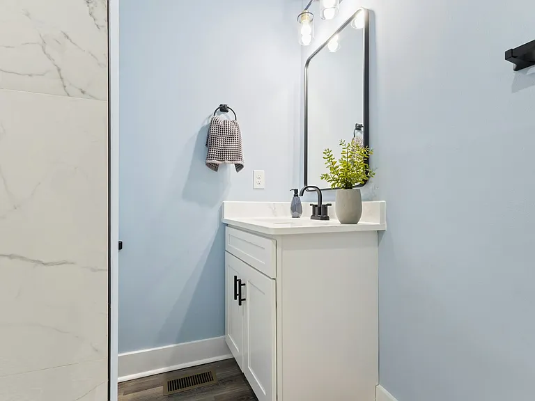 305 E Henry St — Photo 12