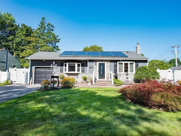 1042 Manor Lane, Bay Shore, NY 11706