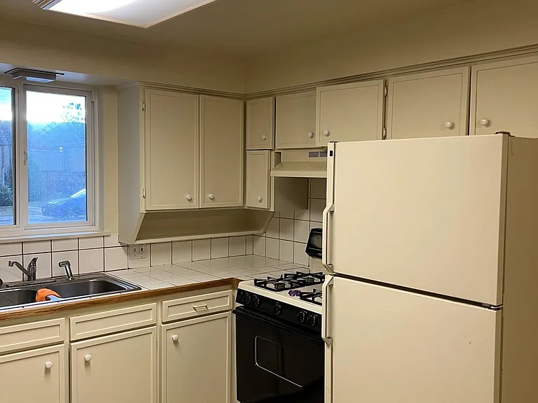 1802 Emery St — Photo 3