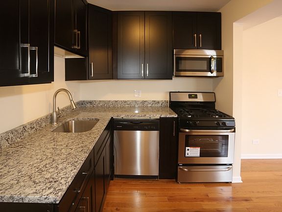 3rd image of 6209 N Ravenswood Ave #1