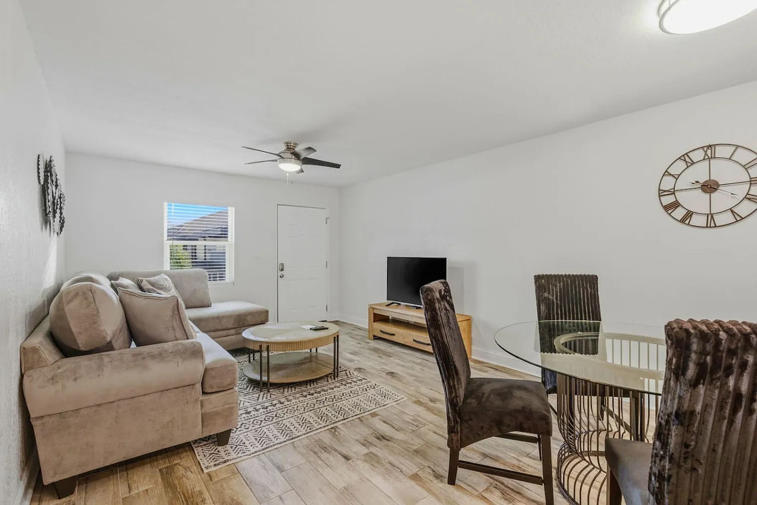 2 bed, 1.0 bath, $6,033 — Photo 2