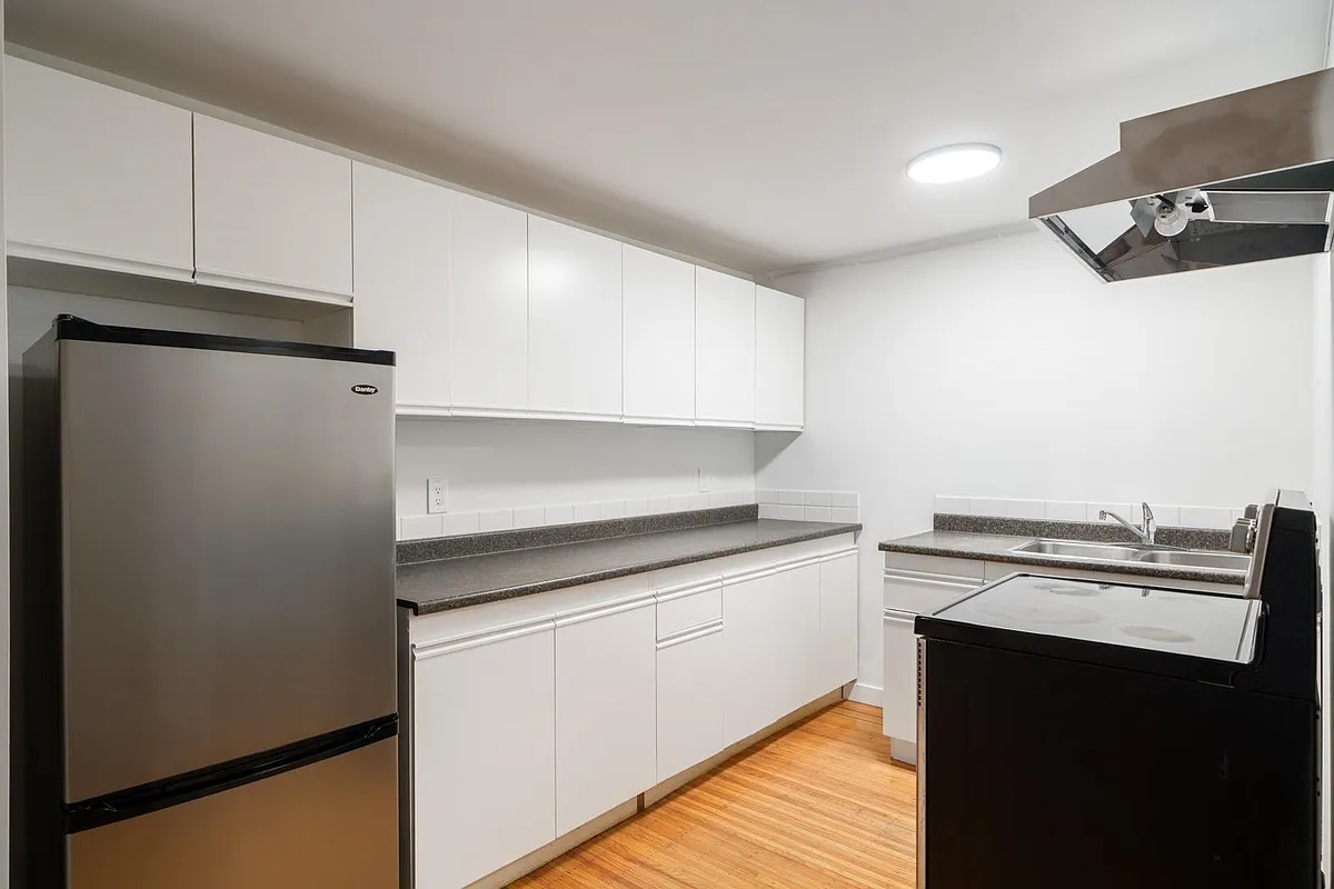 Building Photo - 2596 Oak St #2