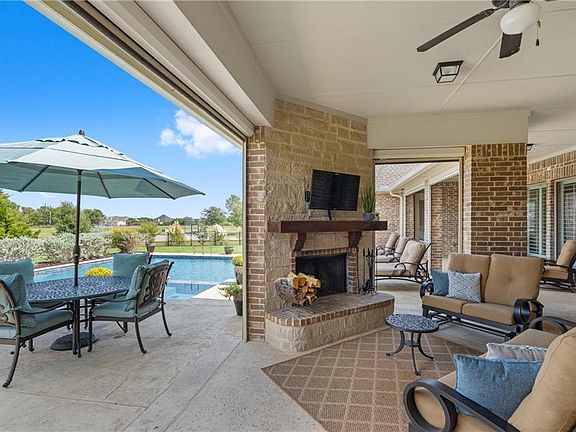 4th image of 2060 Claremont Dr