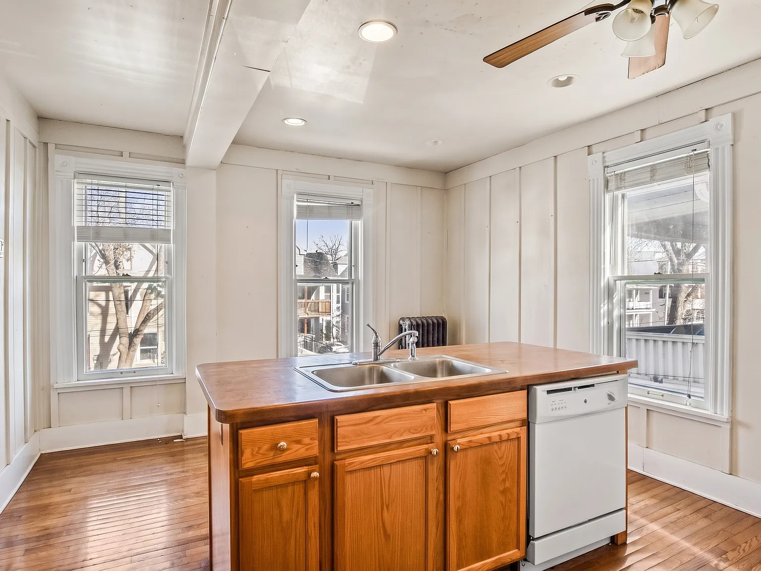 5 bed, 1587 sqft, $4,249 — Photo 3