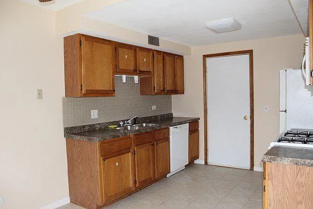 3 bed, 2.5 bath, 1329 sqft, $2,500 — Photo 3