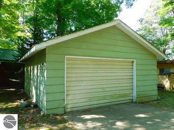 3rd image of 4617 E Shore Dr NE