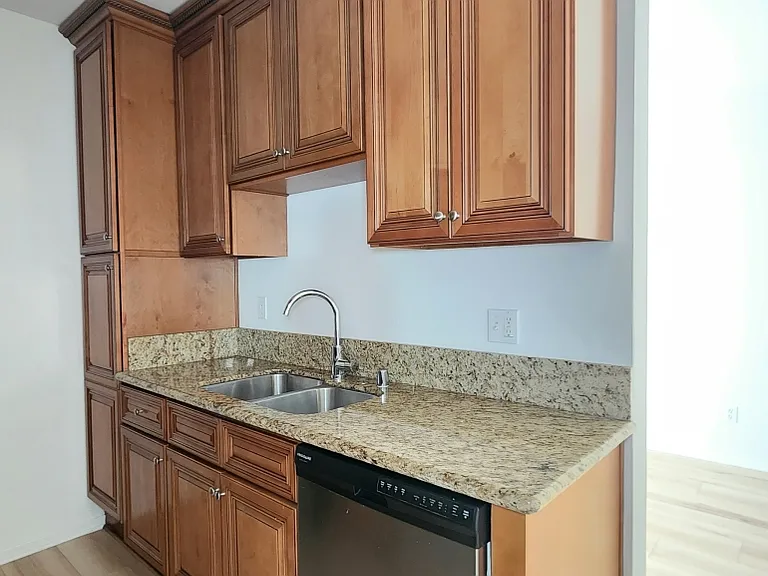 12340 Rochester Ave — Photo 30