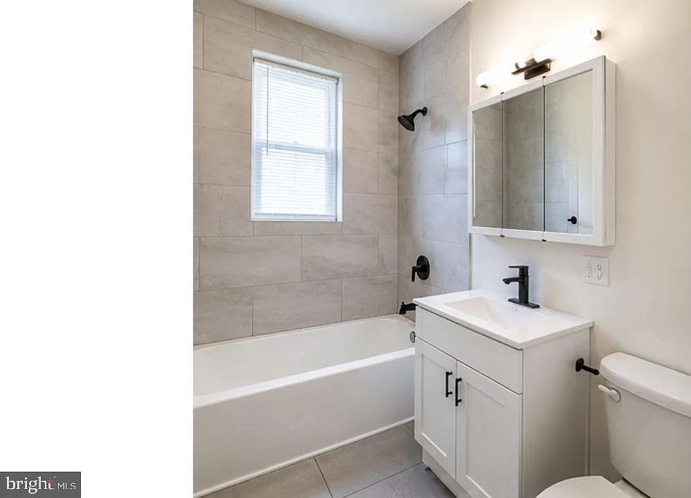 3 bed, 2.0 bath, 2749 sqft, $1,375 — Photo 3