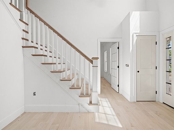 3rd image of 20 Lacoss Rd