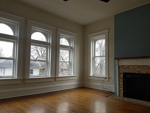 3rd image of 111 NE Roanoke Ave APT 2A
