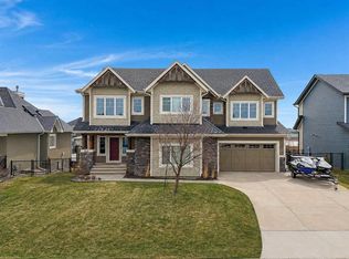 928 E Lakeview Rd, Chestermere, AB T1X 1R2