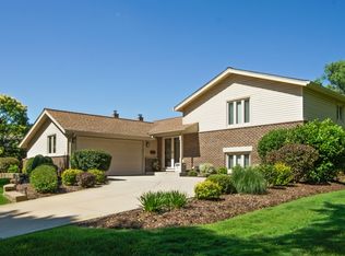 3020 N Wilshire Ln, Arlington Heights, IL 60004