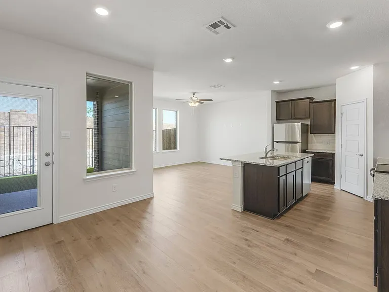 752 Thorn Creek Dr — Photo 3