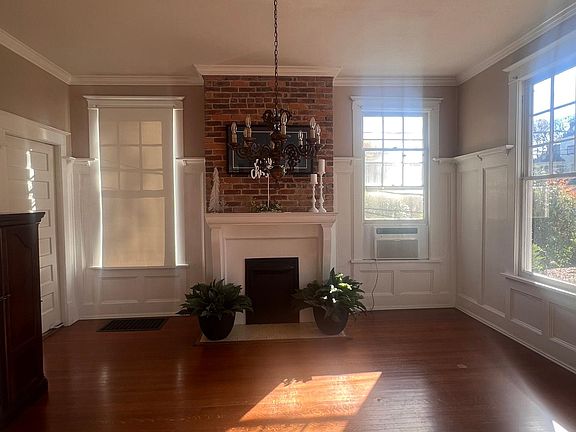 dining room to right